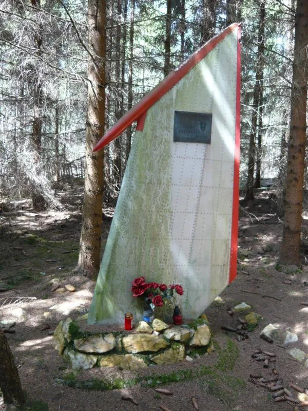 Pomník tvoří originální výškovka ze zříceného letounu