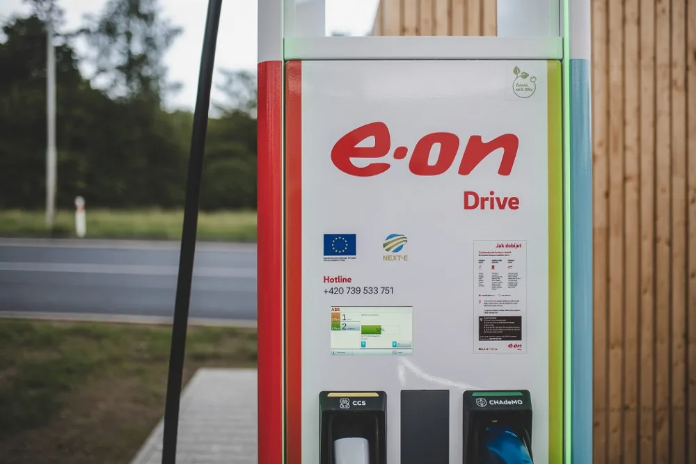 E.ON otevřel na Rozvadově ultrarychlou dobíječku, elektromobily nabije zelenou energií