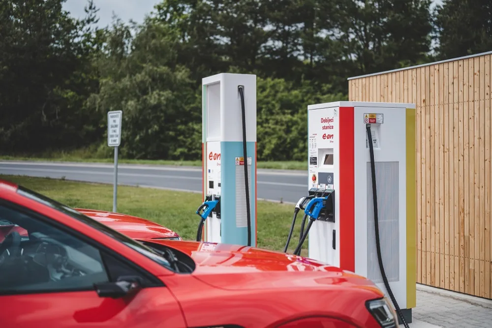 E.ON otevřel na Rozvadově ultrarychlou dobíječku, elektromobily nabije zelenou energií