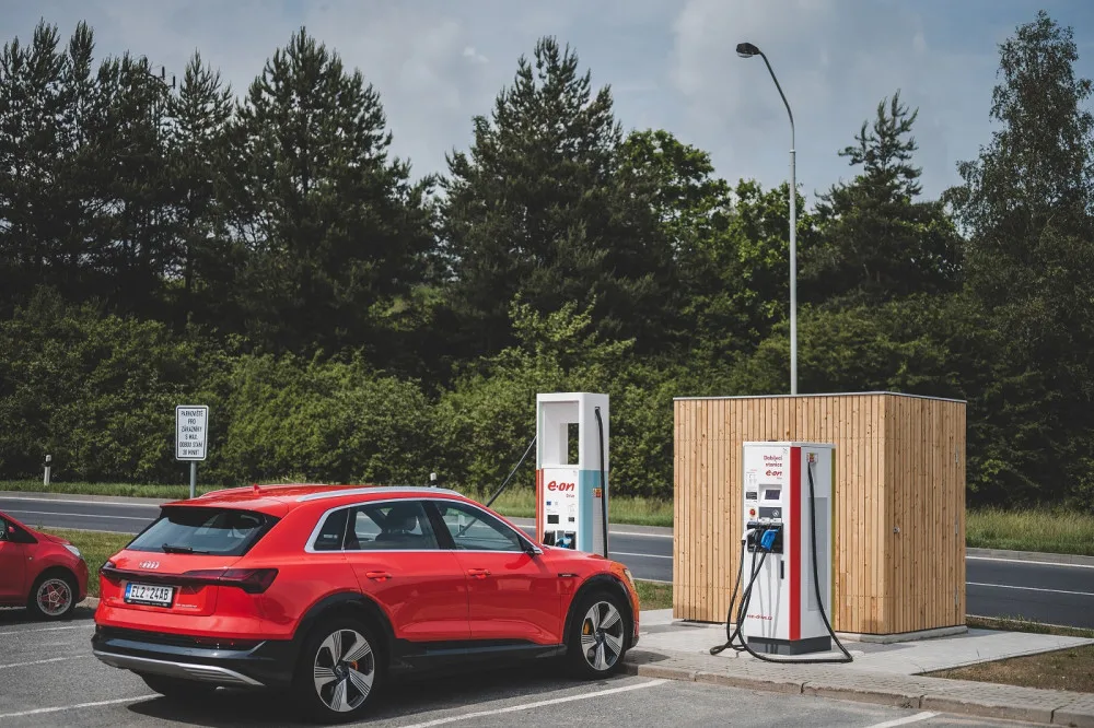 E.ON otevřel na Rozvadově ultrarychlou dobíječku, elektromobily nabije zelenou energií