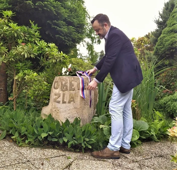 Místostarosta Ondřej Ženíšek u Památníku obětem zla