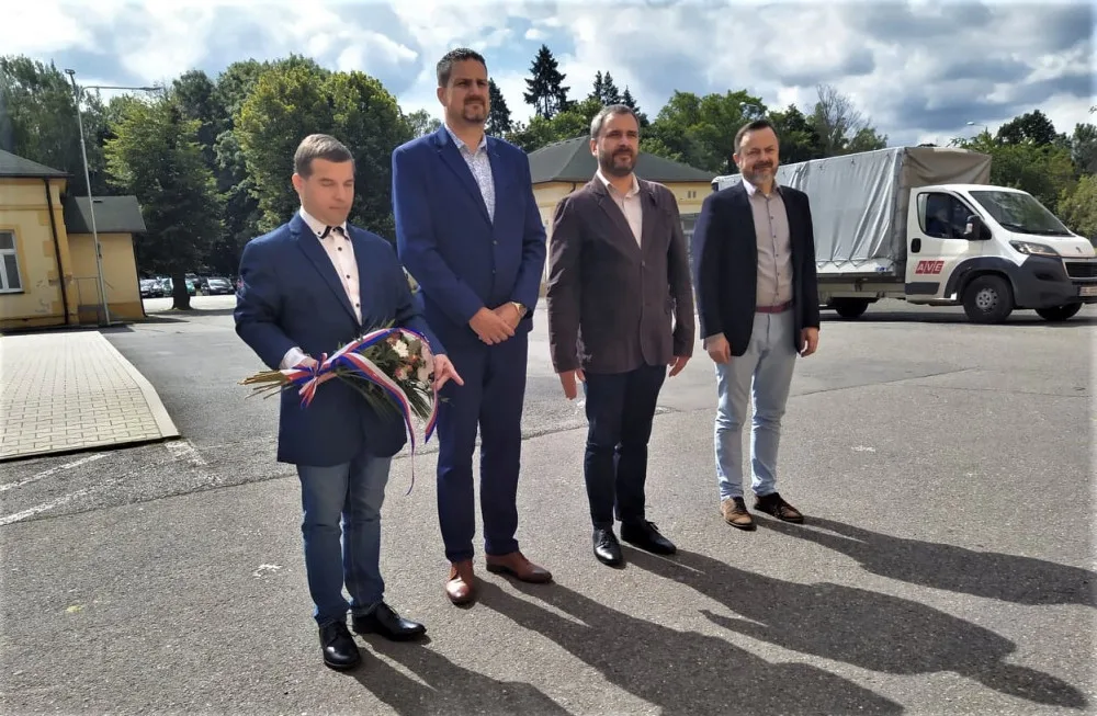 Vedení centrálního městského obvodu u pomníku před borskou věznicí