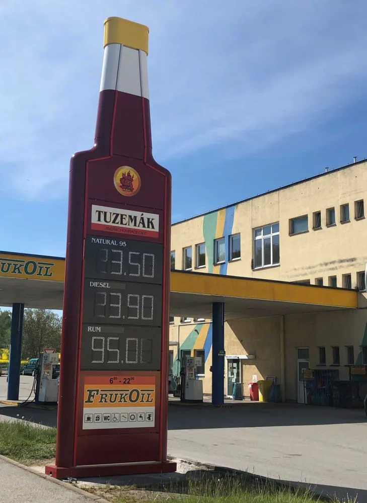Nový totem ve tvaru lahve Tuzemáku u čerpací stanice