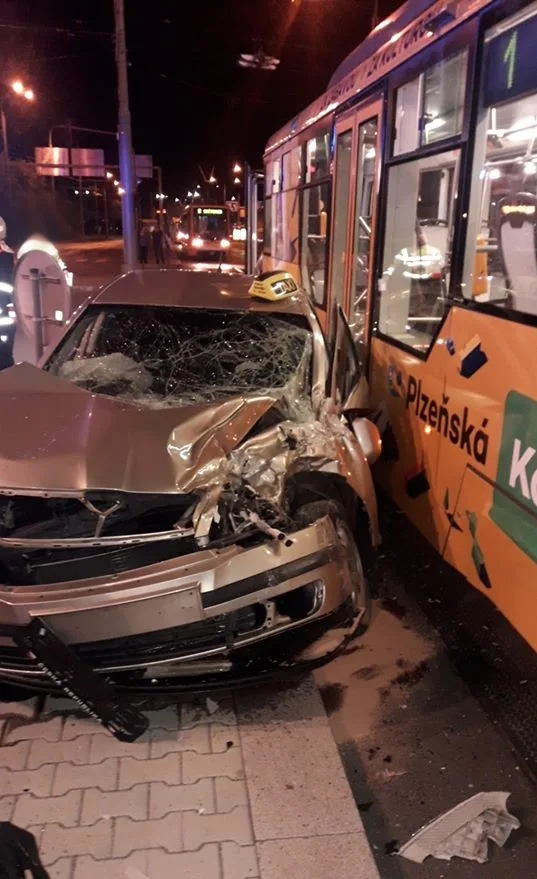 Taxikáře smetla tramvaj, nedal jí přednost