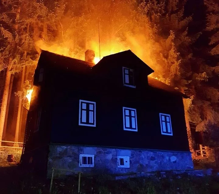 Chata byla v době příjezdu hasičů v plamenech