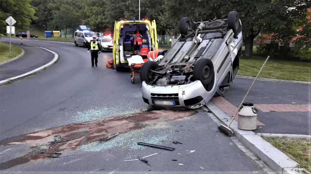 Jedno auto se po srážce převrátilo na střechu