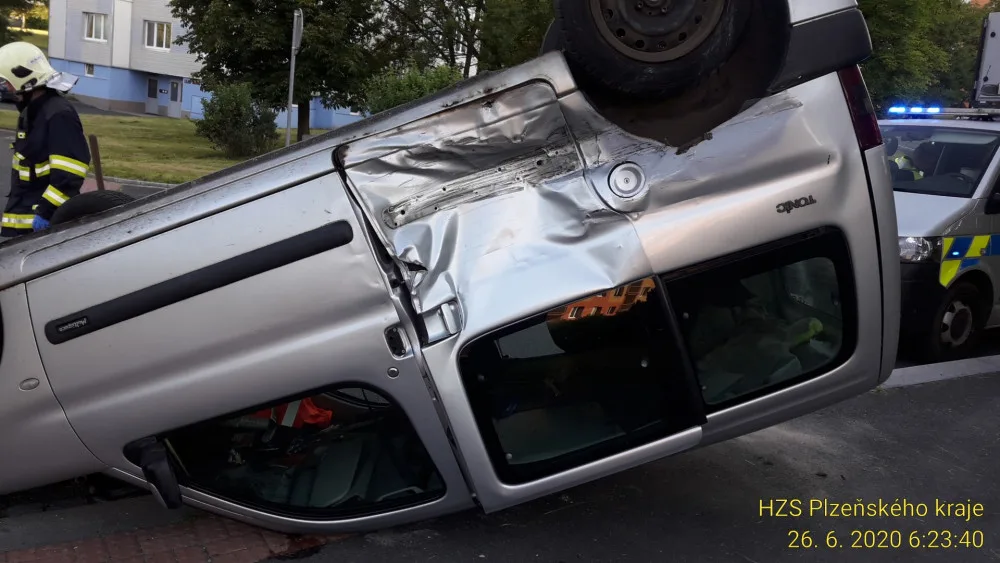 Při ranní nehodě dvou automobilů se zranili tři lidé