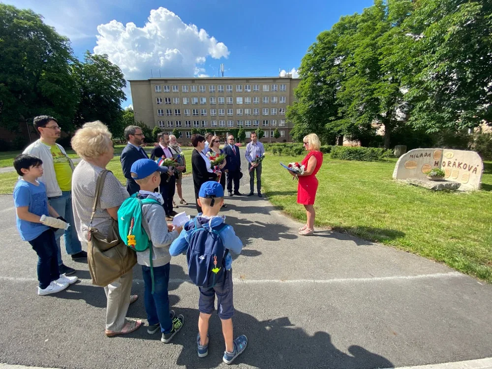 Na vzniku tohoto pomníku Milady Horákové se podíleli žáci 21. ZŠ v Plzni