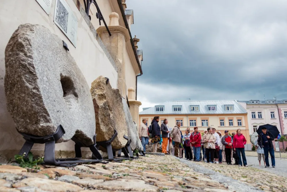 Turisté mohou vyrazit na komentované prohlídky městem