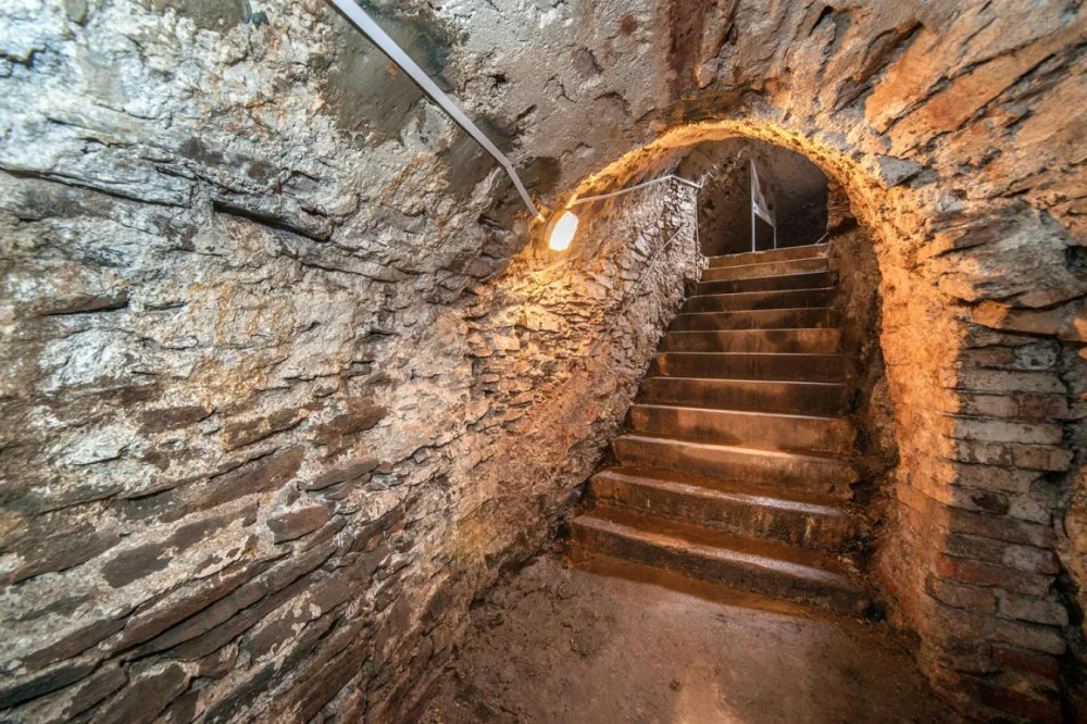 Při prohlídkách se lidé podívají i do sklepení radnice