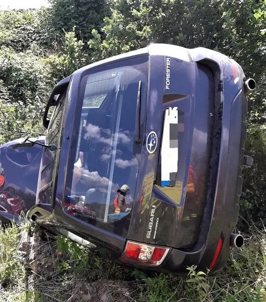 Vozidlo značky Subaru skončilo po nárazu mimo silnici převrácené na boku