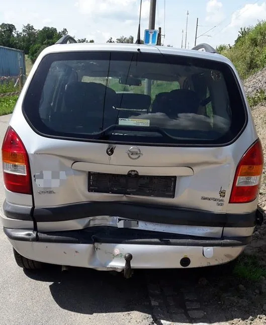 Čtyři děti se zranily při srážce dvou osobních automobilů, jeden se převrátil na bok
