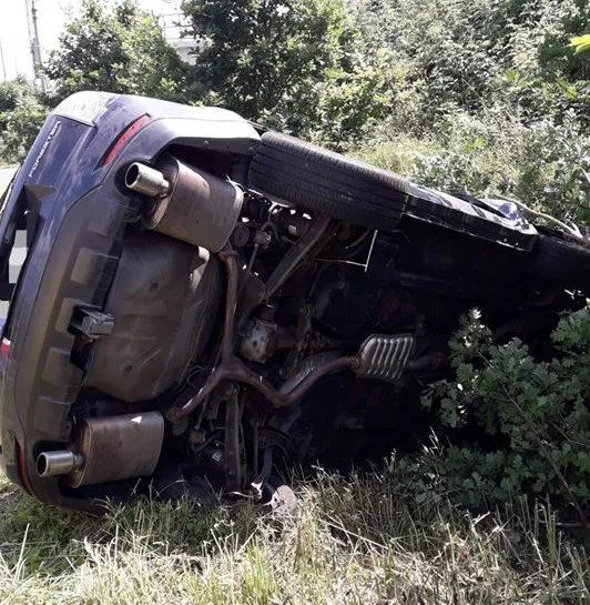 Vozidlo značky Subaru skončilo po nárazu mimo silnici převrácené na boku
