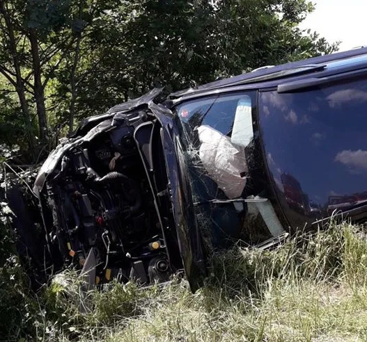Vozidlo značky Subaru skončilo po nárazu mimo silnici převrácené na boku