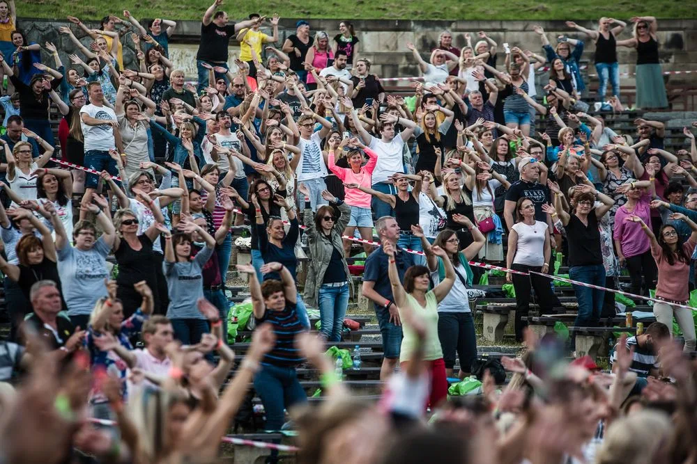 Tisícovka dobrovolníků se zúčastnila děkovného koncertu za práci v době korony