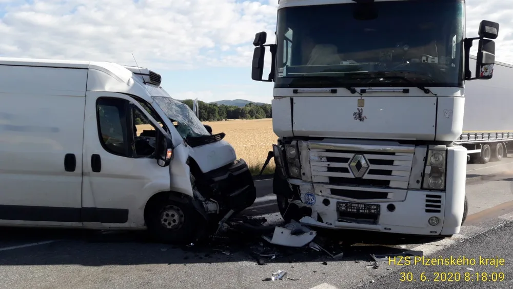 Dodávka narazila do kamionu před vjezdem do průmyslové zóny