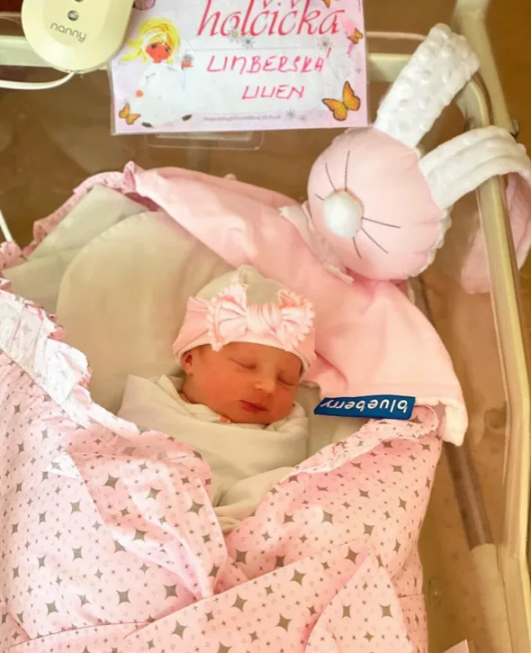 Bouřlivák Limberský se stal potřetí otcem, minutu po půlnoci se manželce Lence narodila Lilien