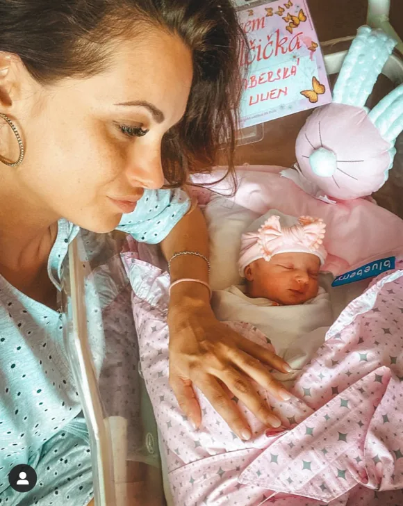 Bouřlivák Limberský se stal potřetí otcem, minutu po půlnoci se manželce Lence narodila Lilien