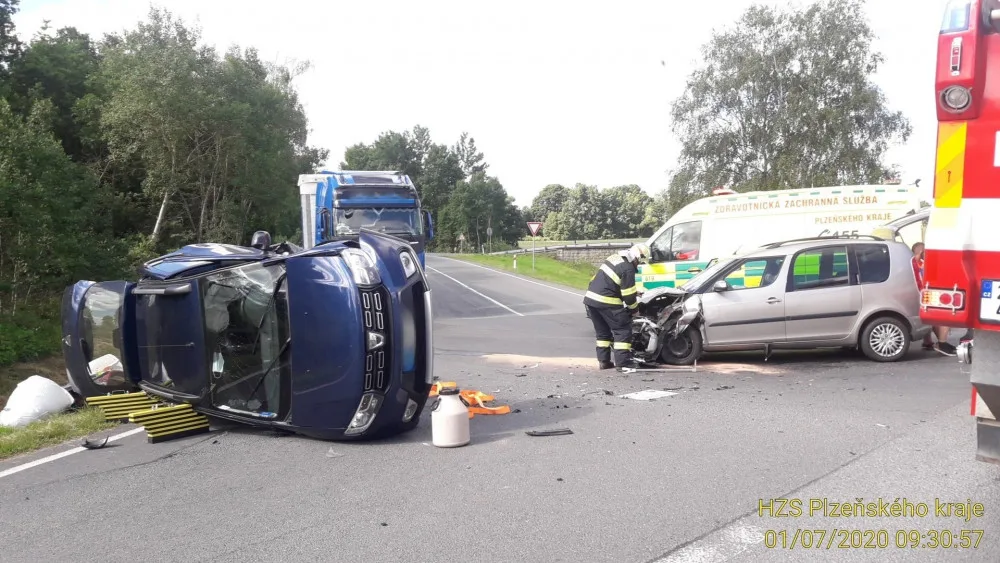 Jedno auto se po srážce převrátilo na bok