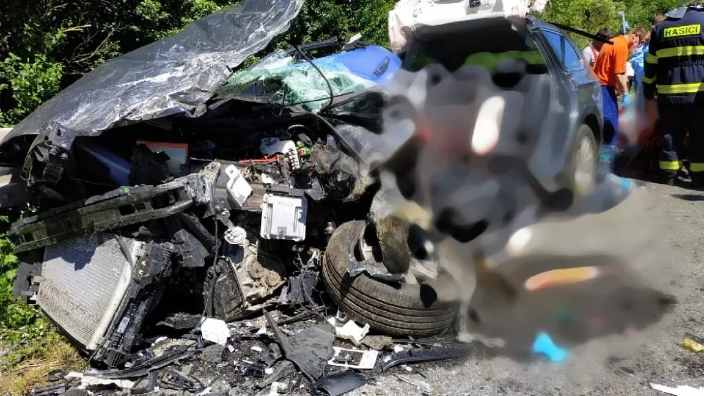 Čelní střet dvou osobáků si vyžádal jeden lidský život, dva muži utrpěli těžká zranění