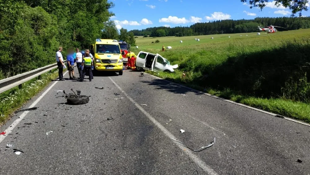 Čelní střet dvou osobáků si vyžádal jeden lidský život, dva muži utrpěli těžká zranění