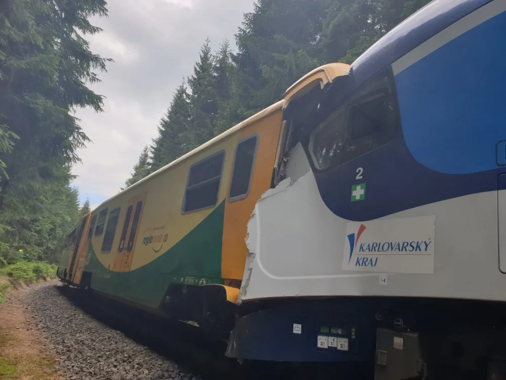 Mezi Perninkem a Novými Hamry se čelně srazily osobní vlaky, na místě dva mrtví a 20 zraněných