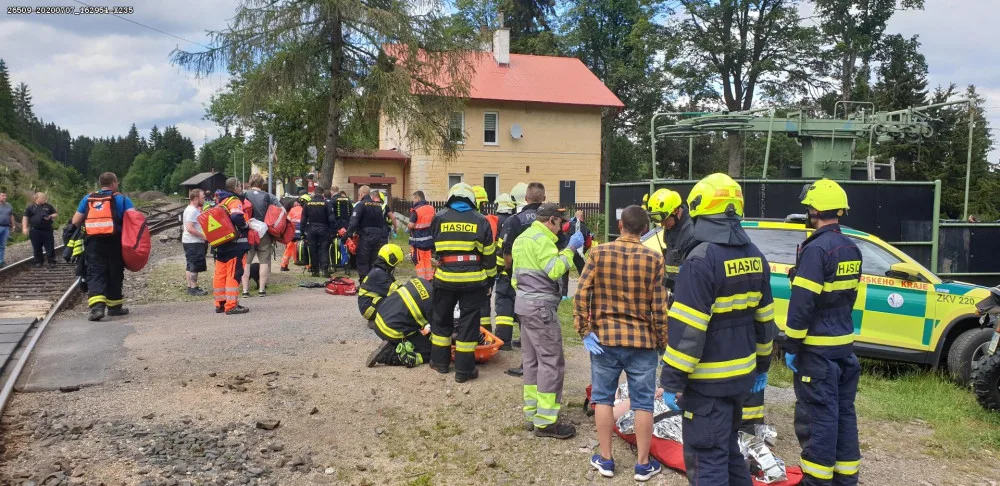 Mezi Perninkem a Novými Hamry se čelně srazily osobní vlaky, na místě dva mrtví a 20 zraněných