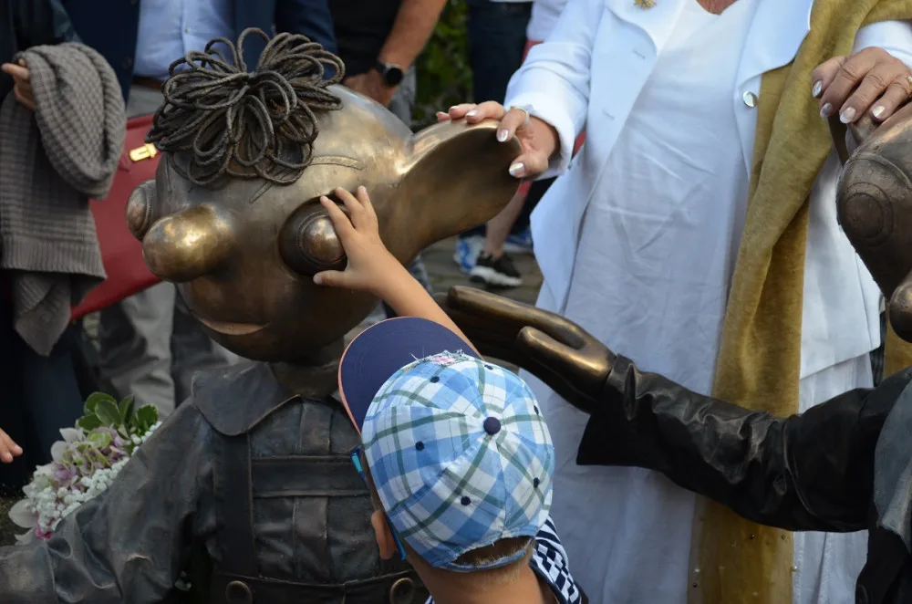 Hurvínek poulí očima, Spejbl kroutí hlavou. Náměstí zdobí nové bronzové sochy