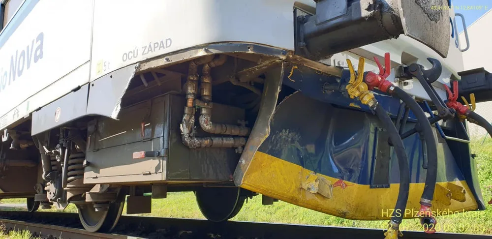 Motorista vjel s autem na nechráněném přejezdu přímo před vlak, střetu nešlo zabránit