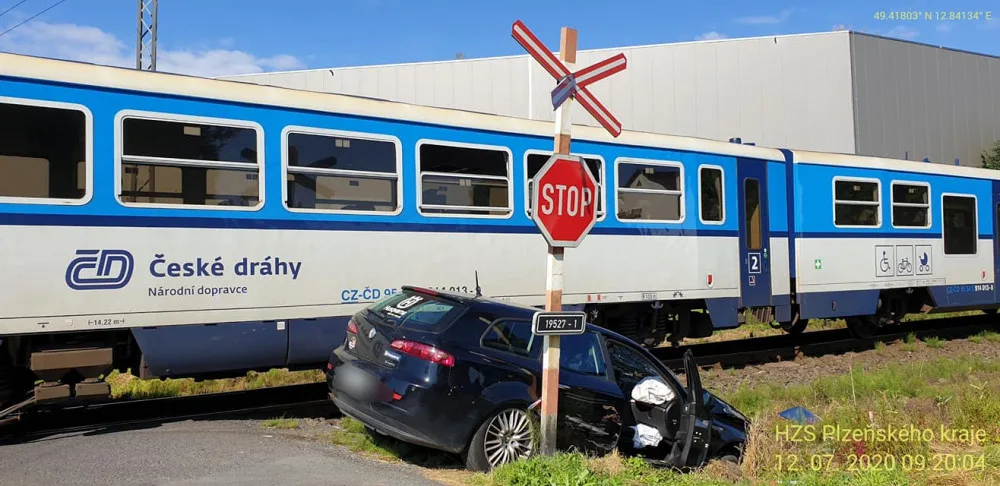 Motorista vjel s autem na nechráněném přejezdu přímo před vlak, střetu nešlo zabránit