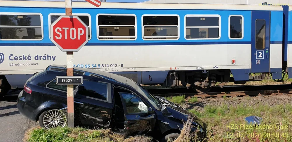 Motorista vjel s autem na nechráněném přejezdu přímo před vlak, střetu nešlo zabránit