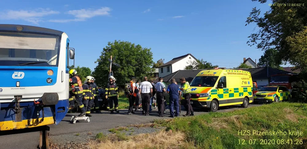 Motorista vjel s autem na nechráněném přejezdu přímo před vlak, střetu nešlo zabránit