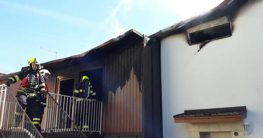 Při požáru rodinného domu byl vážně popálen starší muž