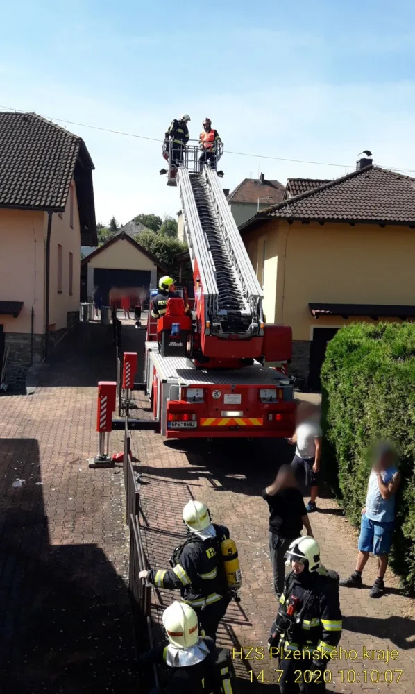 Při požáru rodinného domu byl vážně popálen starší muž