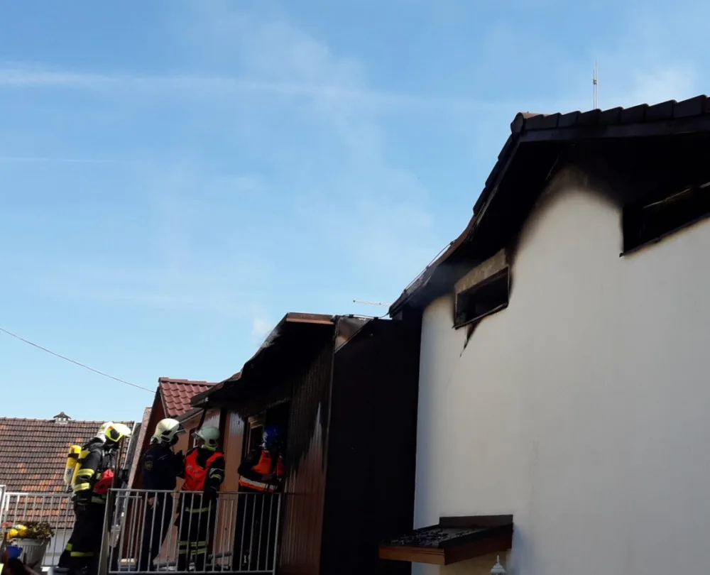Při požáru rodinného domu byl vážně popálen starší muž