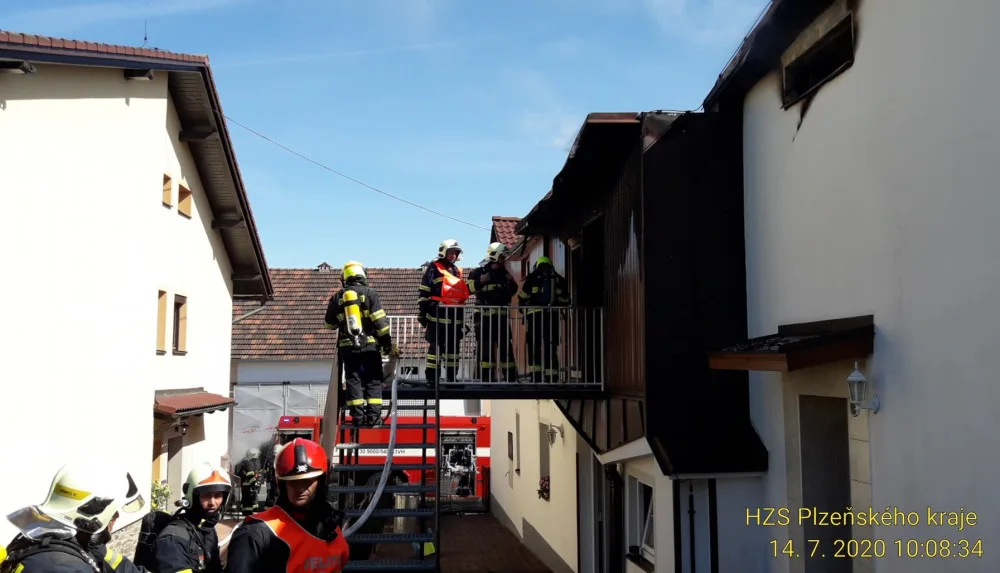 Při požáru rodinného domu byl vážně popálen starší muž