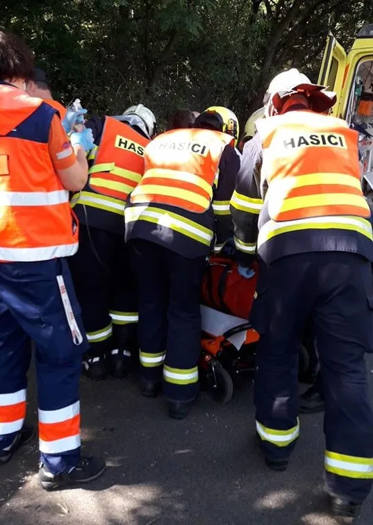 Auto narazilo u Letkova do stromu a převrátilo se na střechu, mladá žena se těžce zranila