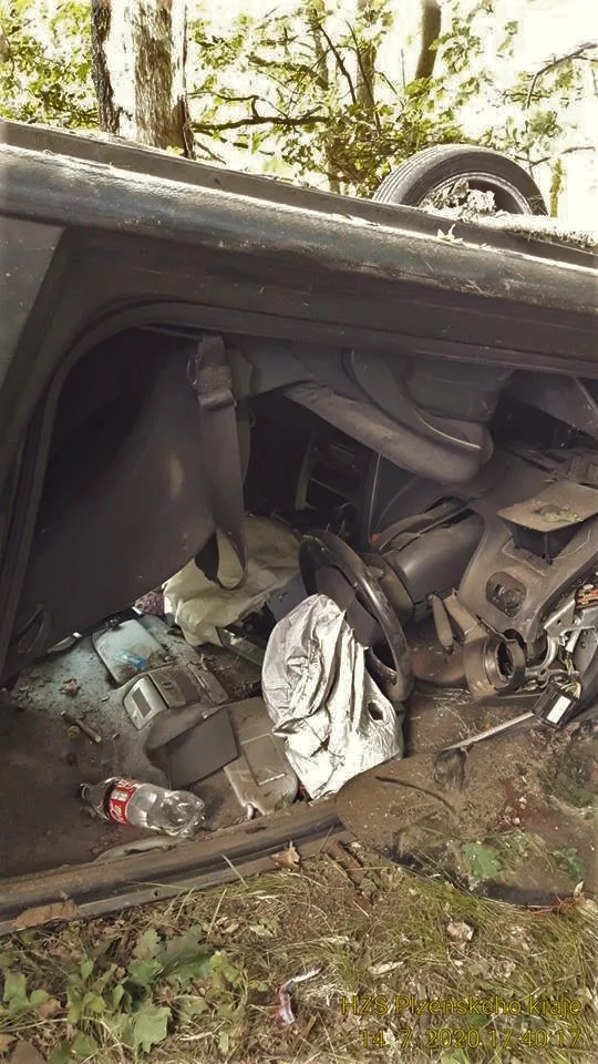 Auto narazilo u Letkova do stromu a převrátilo se na střechu, mladá žena se těžce zranila