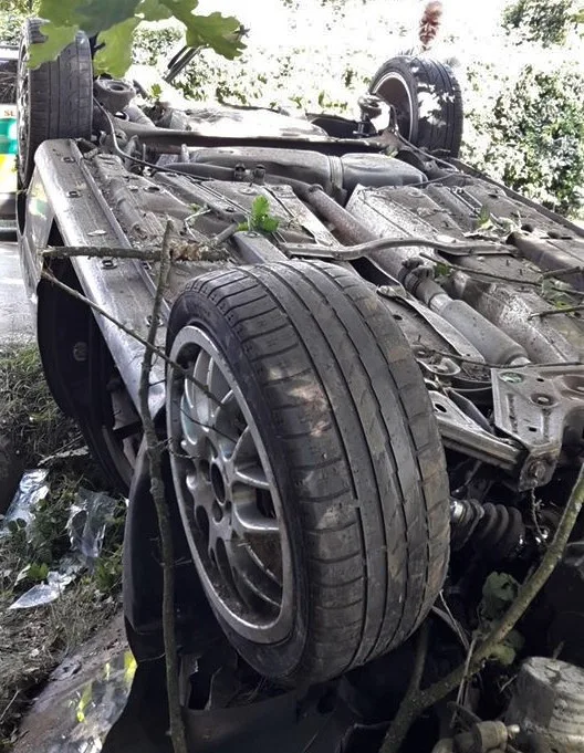 Auto narazilo u Letkova do stromu a převrátilo se na střechu, mladá žena se těžce zranila
