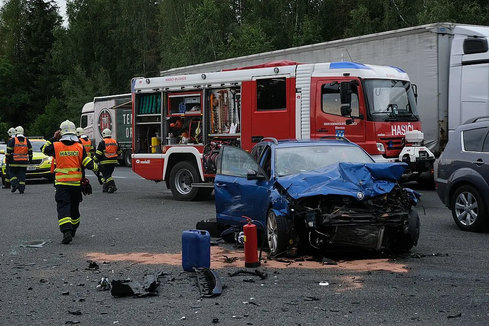 Nechvalně proslulá křižovatka u obce Seč má další oběť, srazily se tam dva osobáky