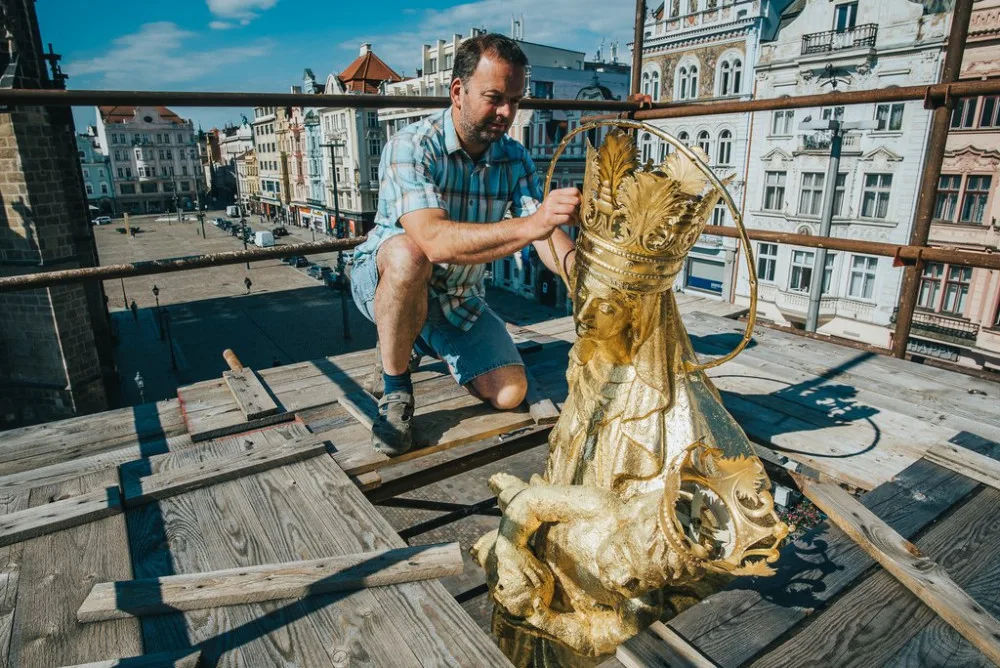 Na mariánském sloupu opět září zlatá Madona