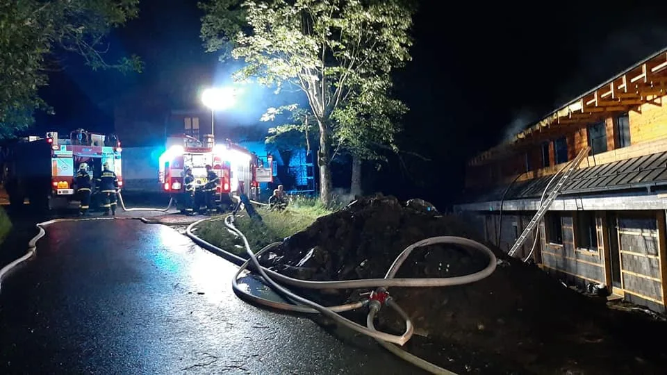 Noční požár zničil rozestavěnou luxusní rezidenci na šumavském Brčálníku