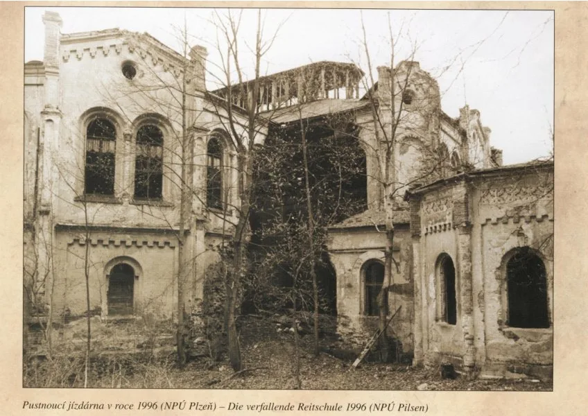 pustnoucí jízdárna v roce 1996