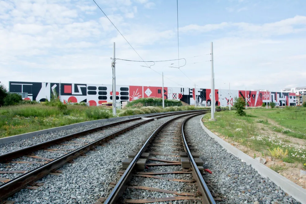 Halu v průmyslové zóně zdobí obří grafika, takzvaný mural art