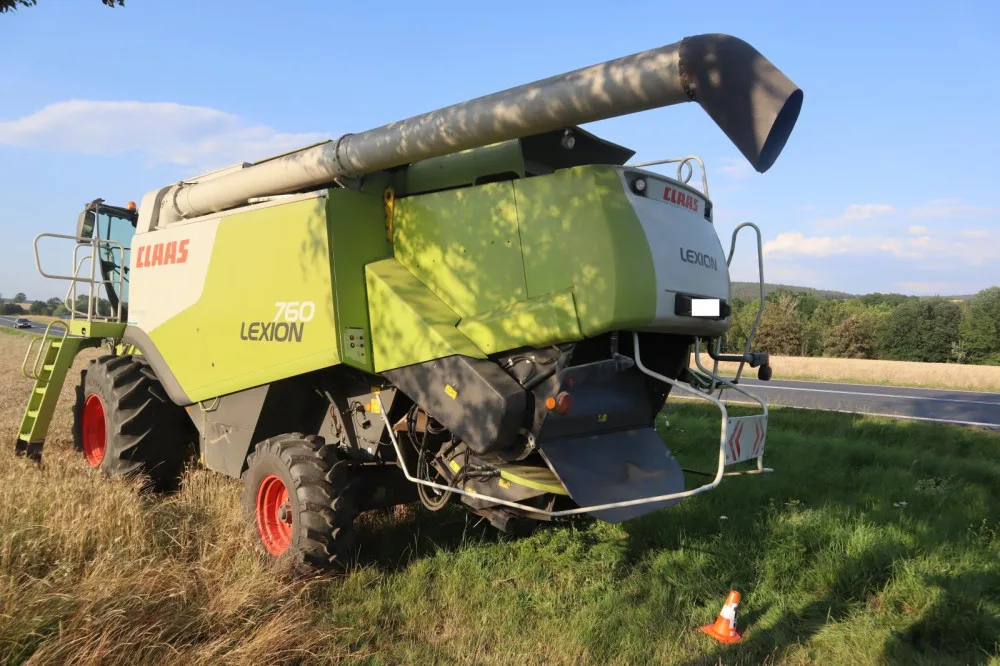 Viníkem nehody je v tomto případě řidič tohoto kombajnu