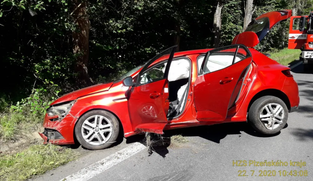 Nehoda tří aut si vyžádala čtyři zraněné