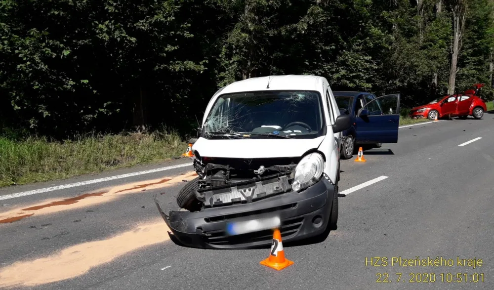 Nehoda tří aut si vyžádala čtyři zraněné