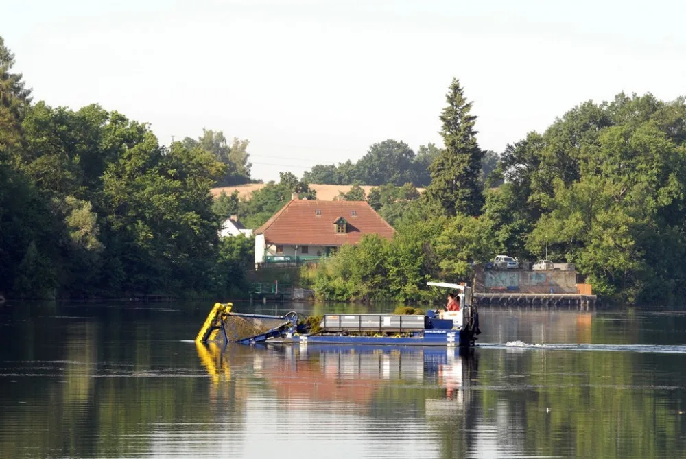 Výžínací kombajn likviduje vodní rostliny
