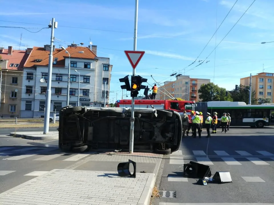 Jedna dodávka se převrátila na bok a blokovala dopravu