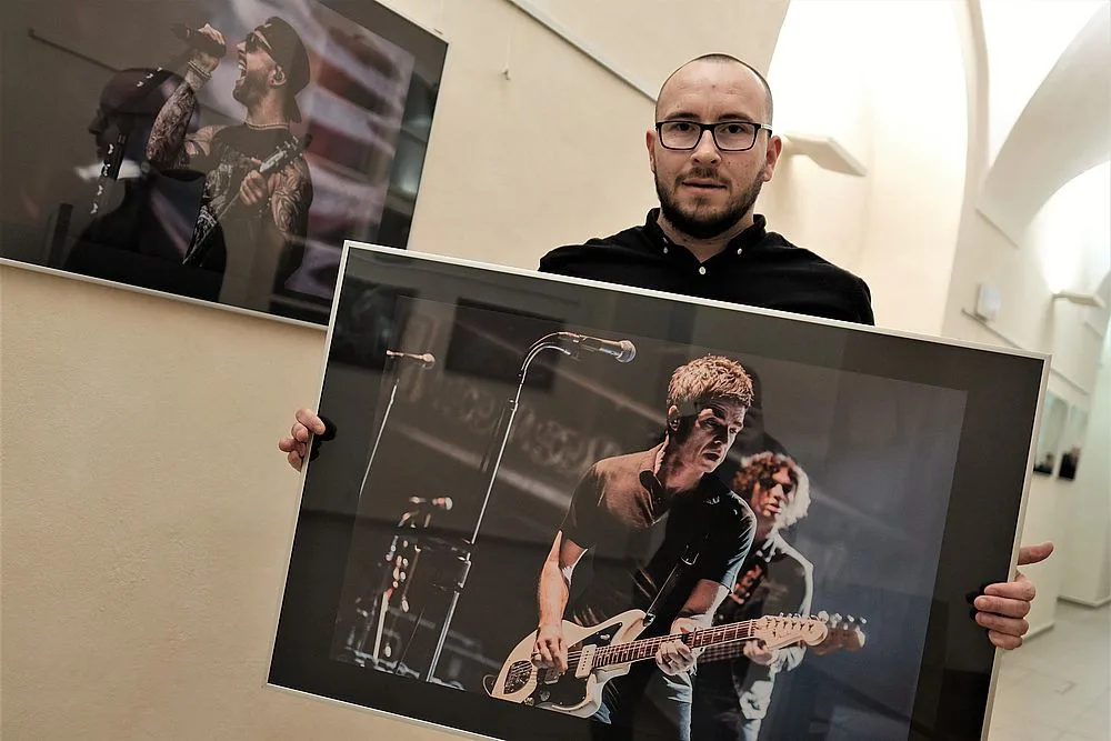 Milan Říský při vernisáži jedné ze svých fotografických výstav